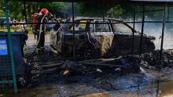У Львові через пожежу сміттєвих контейнерів вщент згорів Volvo