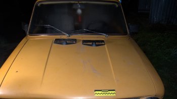 На Львівщині 19-річна дівчина під час руху впала з капота авто і загинула