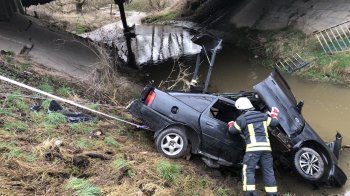 На Львівщині водій злетів у річку