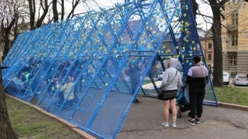 У парку "На Валах" відкрили інсталяцію "Великодній коридор життя"