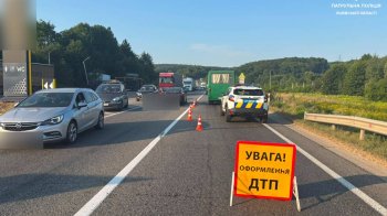 На трасі поблизу Львова перекрили одну смугу руху через ДТП з травмованими