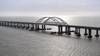 Кримський міст має бути знищений — Подоляк розповів про плани щодо півострова