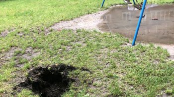 Щоб не допустити нещасного випадку: львів’яни вимагають ліквідувати провалля на дитячому майданчику