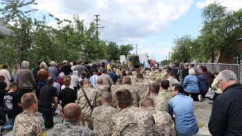 У Миколаєві на Львівщині громада на колінах зустріла труну з тілом молодого офіцера