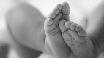 На Львівщині 13-річна школярка народила дитину, а її 15-річного чоловіка хочуть судити за зґвалтування