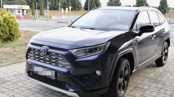 На Львівщину полячка та українка намагалися ввезти дві викрадені елітні автівки