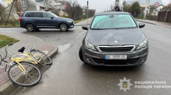У Пустомитах 61-річна водійка Peugeot збила велосипедистку
