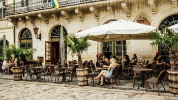 У закладах Львова запрацюють літні майданчики на два тижні раніше