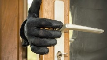 У Винниках помітили підозрілих осіб: вони намагались проникнути у будинки, а потім втікали