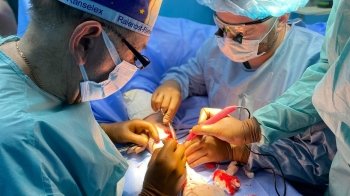 Пересадили нерв зі стегна, аби пальці могли рухатись: у Львові лікарі врятували руку захиснику