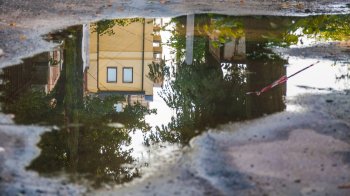 У Маріуполі люди змушені збирати воду з калюж