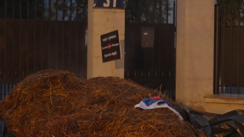 Активісти висипали під резиденцію російського посла у Польщі дві тонни гною