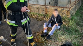 Фото хлопчика, якого дістали з каналізаційного колектора