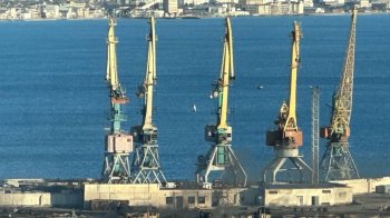 На знімку можна побачити причал у порту Феодосії з залишками потонулого корабля «Новочеркаськ», фото з соцмереж