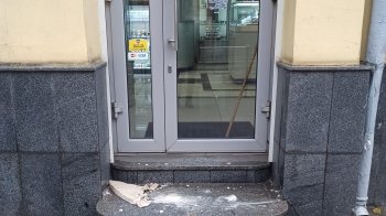 У центрі Львова обвалився балкон: величезний уламок фасаду впав на сходинки магазину