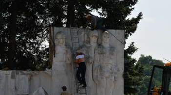 Декомунізація триває: на Золочівщині демонтують меморіальний комплекс «Вічний вогонь» (фото)