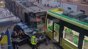 У Львові водійка трамвая на швидкості протаранила легковик і в’їхала в інший трамвай