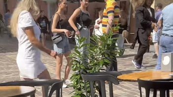 Неможливо спокійно пройти: у Львові обурюються на людей, які «впарюють» патріотичні стрічки