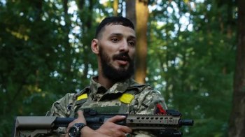 Танці з автоматом та вбивчі поради: чим небезпечний популярний в Україні військовий тренер