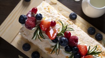 Меренговий рулет з вишнею: простий рецепт ніжного десерту