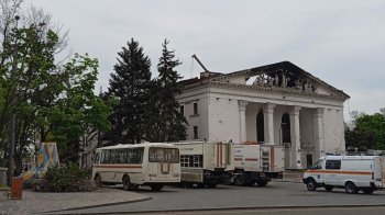 З-під завалів Драмтеатру у Маріуполі досі дістають тіла загиблих: окупанти вивозять їх вантажівками