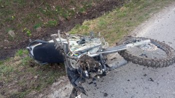 Розтрощений мотоцикл лежить на дорозі