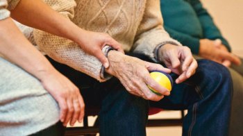 На Львівщині знайшли прихисток 10 тисяч людей з інвалідністю: в області шукають волонтерів, які допомагатимуть їх доглядати