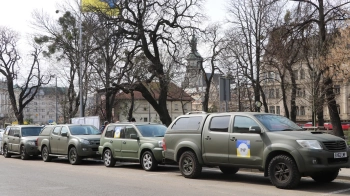 Волонтери з Великої Британії передали у Львові ще 23 позашляховики для фронту