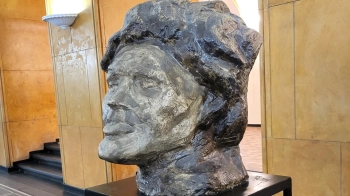 Погруддя Ліни Костенко встановили у львівському театрі Заньковецької