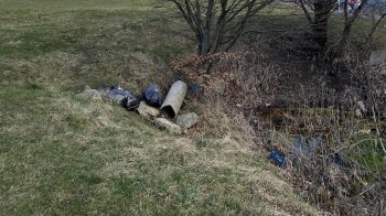 На Сихові у сквері Івана Павла ІІ лежать мішки зі сміттям (фото)