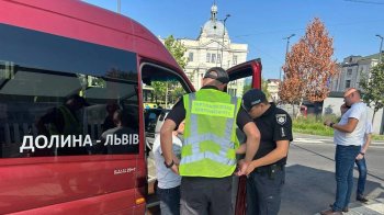 У Львові біля вокзалу виявили двох нелегальних таксистів