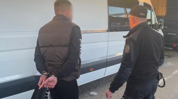 На Львівщині на кордоні з Польщею викрили "таємного" пасажира мікроавтобуса