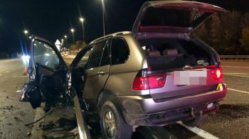 57-річний львів’янин на BMW протаранив 40 метрів відбійника на трасі Київ — Чоп