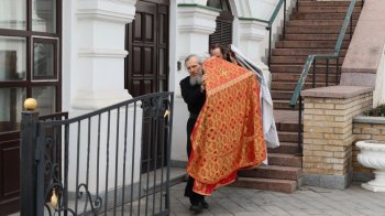 Ченці виїзджають із Лаври: виносять вази, столи та чайники