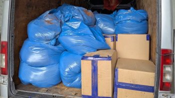 Львівські митники знайшли у бусі каву і нікотинові паучі на 3 млн грн