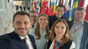 Люди стоять і роблять селфі