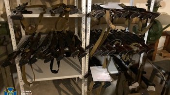 29 автоматів Калашникова, 1,2 кг вибухівки та бойові гранати: СБУ затримала злочинне угруповання, яке діяло під виглядом добровольчого батальйону