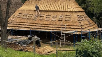 У Шевченківському гаю відремонтували дах бойківської хати 1846 року