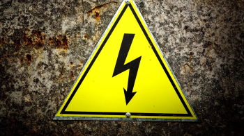 На мосту над залізницею у Львові двох дітей вразило струмом