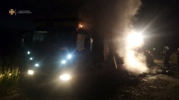 У Золочеві уночі горів Mercedes