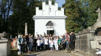 Волонтери з України та Польщі розчистили територію некрополя XVIII століття у Дрогобичі