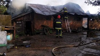 На Червоноградщині зайнялася пожежа у господарській будівлі