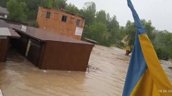 Заклади затопило, а магазини знесло в річку: наслідки негоди у Східниці (відео)