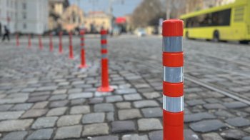 На перехресті двох вулиць у Львові встановили 17 делінеаторів