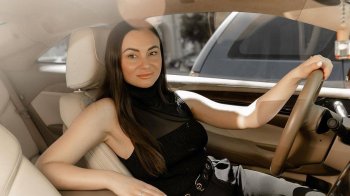 Депутатка Харківської міськради Аліна Мустафаєва в автомобілі