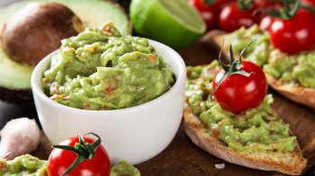 Класичний гуакамоле з помідорами: покроковий рецепт українською