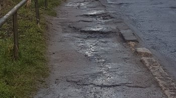 Тротуар відсутній, біля люка росте діра, дорога, як після вибухів: львів’яни скаржаться на стан вулиці Олеся