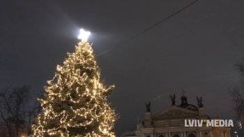 У Львові демонтують головну ялинку міста: яка доля її чекає після цього