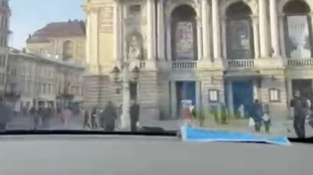 Їздив по площі біля опери: у Львові поліція розшукує водія Porsche