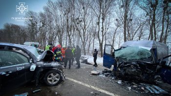 Поблизу Львова зіткнулися автомобілі Toyota RAV 4 та Mercedes Sprinter: четверо людей у реанімації